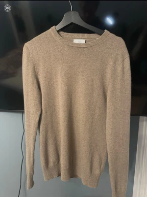 Beige Kashmir tröja från bläck - Beige 100% kashmir tröja från bläck i storlek s. Tröjan är i  bra skick förutom ett litet ihopsytt hål på undersidan vid armbågen på ena armen , vilket inte tänks på vid användning. Hör av er vid funderingar!!