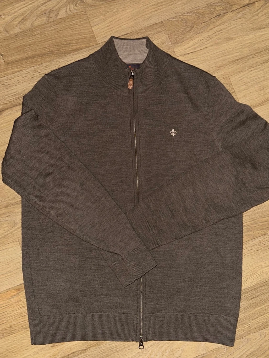 Mörkgrå ziptröja med ståkrage