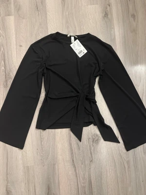 Topp med knytdetalj - Helt ny topp med knytdetalj på sidan med prislappen på från H&M. 🌸