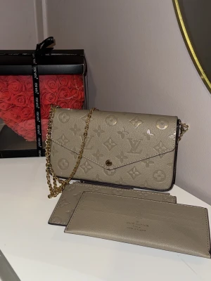 Handväska  - Beige handväska i nytt skick. Pris kan diskuteras. 