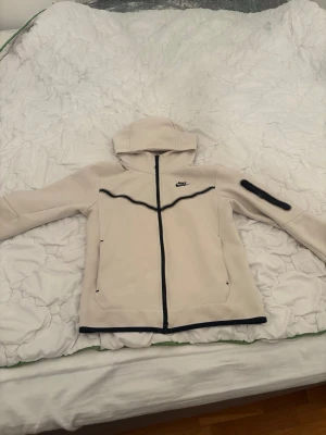 Vit Nike tech  - Vit Nike tech storlek XS men passar S perfekt för mig. Väldigt bekvämt material, perfekt för sköna kvällar. Bara använd några gånger. 