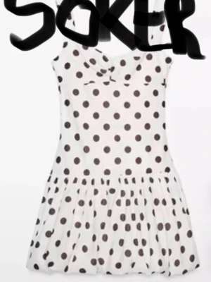 Vit prickig kort klänning med rosett - Söker denna slutsålda klänning från Zara i storlek L! Hör gärna av er!🥰