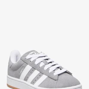 Grå Adidas Campus sneakers mocka - Säljer ett par grå Adidas Campus skor. Jag får ingen användning av de eftersom de är för små. Storlek 36 och en halv. PostNord prioriteras