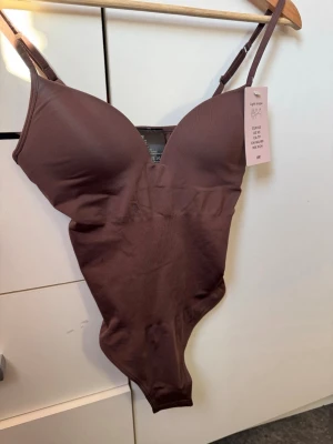 Brun body med vadderade kupor H&M - Ny med prislapp, har pushup. Prislapp kvar o storlek Xs.. passar till festliga tillfällen🤩🤩