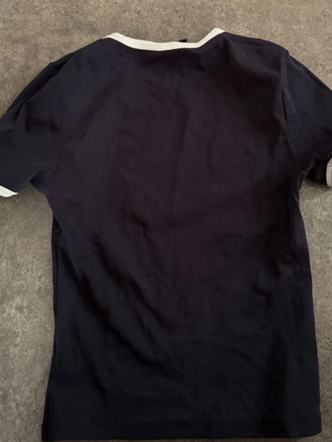 Svart t-shirt med vita detaljer - 1