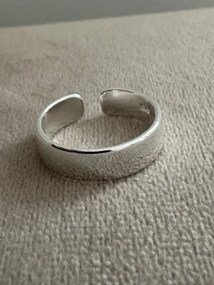 Handgjord Silver 925 Sterling Ring - Trendig, Minimalist, Cuff - Justerbar  - - Material: Äkta Sterling Silver (925-silverstämpel) med vit guld plädering - Design: Handgjord, Trendig, Minimalist, Cuff - Passar: Kvinna – justerbar/bekväm passform - Vikt: 4.88 gram   - Skick: Helt ny   - Frakt: Alltid snabb leverans   💫 Se även mina övriga annonser för fler stilrena silverringar. Mängdrabatt tillämpas 💫