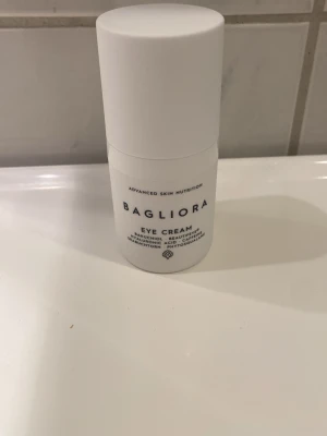 Bagliora Eye Cream ögonkräm - Bagliora Eye Cream är en vit, cylinderformad flaska med stilren design. Krämen innehåller bland annat bakuchiol, hyaluronsyra och acytyl octapeptide. Perfekt för dig som vill boosta huden runt ögonen med näring och fukt.