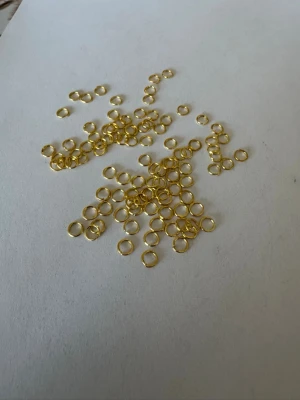 Hopringar ca 100st - Säljer av material som jag använt för att göra smycken. Har 2025 tillverkat och sålt smycken för över 50.000kr så är något folk uppskattar (om man håller låga priser) . Nu har jag dock tappat intresset så säljer av allt jag har. Kolla gärna in andra annonser   I denna annons hittar du hopringar i färgen guld . 5mm , ca 100st