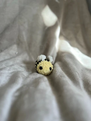 Virkad mini bi - Den är ca 6 cm hög ❤️ Obs den har Säkerhetsögon som inte rekommenderas för barn under tre år!