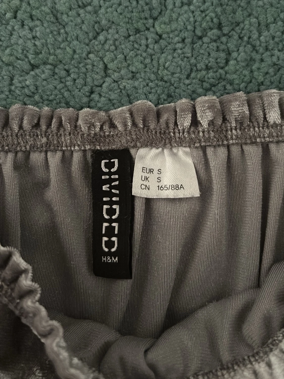 Grå sammetsklänning med puffärm - 3