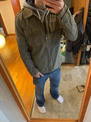 Mörkgrön Fieldjacket - Fet Archive Fieldjacket/Overshirt | Storlek S | Tröjan har inga defekter förutom att det saknas en flärp men inget som syns | Skriv vid funderingar och skicka gärna bud!