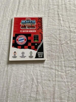 Match Attax FC Bayern München kort - Samlar- och spelkort från Match Attax-serien med FC Bayern München-tema. Kortet har röd, svart och vit design med klubbens logga och text. Perfekt för dig som gillar fotboll och vill utöka din samling.