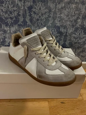 Maison margiella gats - Säljer nu mina Maison Margiella gats då jag tröttnat på dom. Dom är använda ungefär 4 månader och lite smutsiga men inga anmärkningsvärda skador. Lite heeldrag men inte mycket. Låda ingår men har tyvärr tappat bort dustbag. 