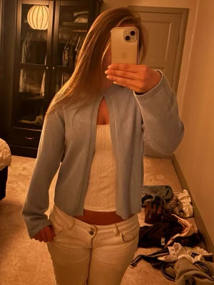 Ljusblå cardigan, Gina tricot, Oanvänd! - Söt ljusblå one button knit cardigan från Gina tricot med rund halsringning och knapp upptill. Tröjan är stickad i mjukt material och har lång ärm. Perfekt att slänga över en topp. 