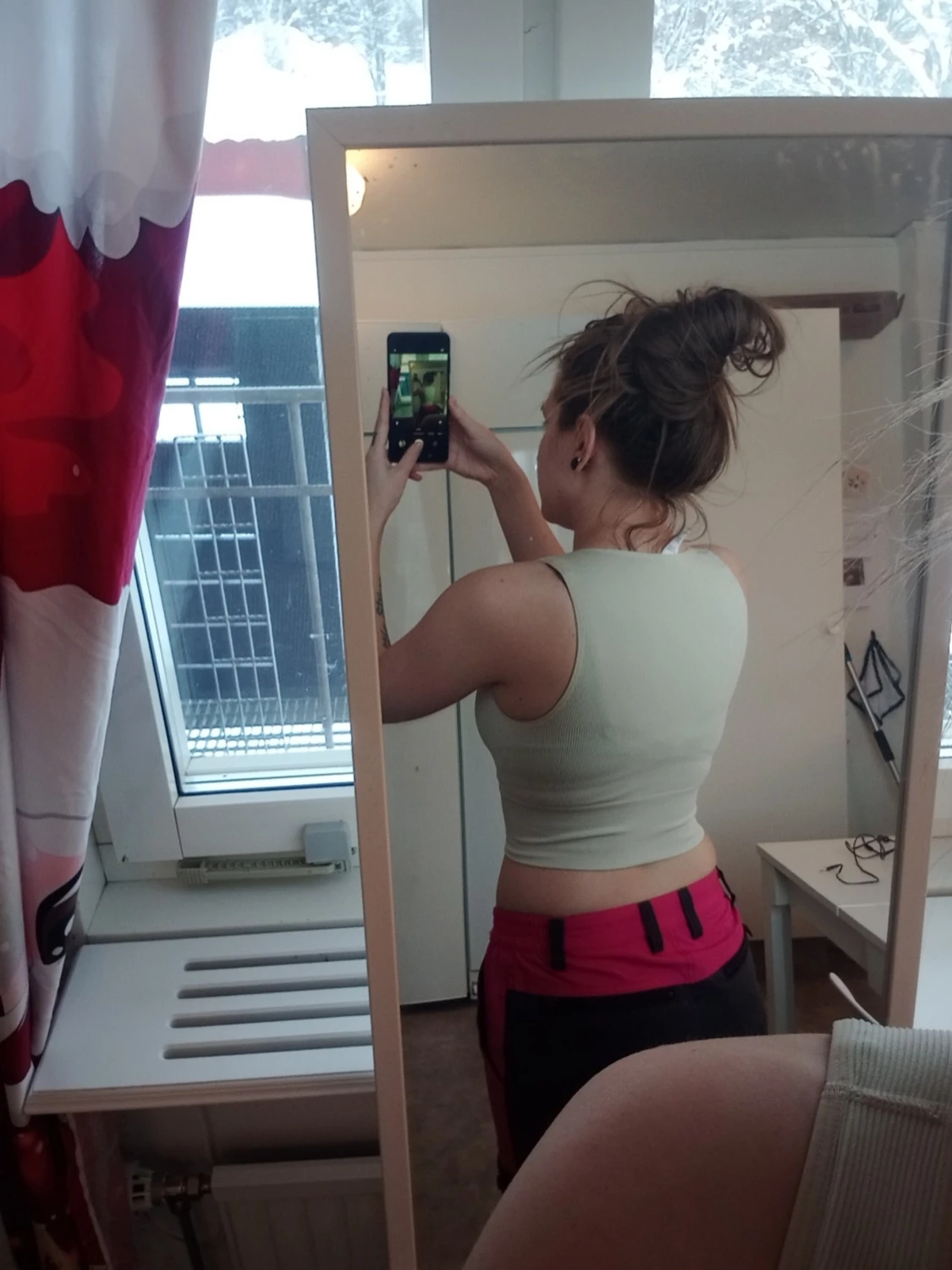 Beige ribbad crop top med djup urringning - 1