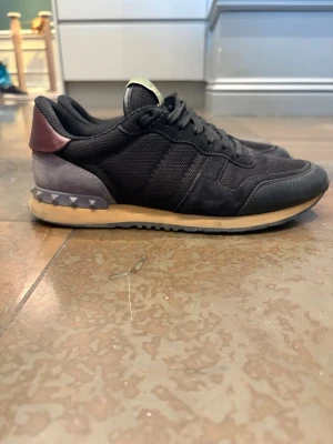 Svarta Valentino rockrunners - Snygga svarta valentino rockrunners i prima skick. Storlek : 42 Svarar gärna på fler funderingar och frågor. Kan gå ner i pris vid snabb affär.