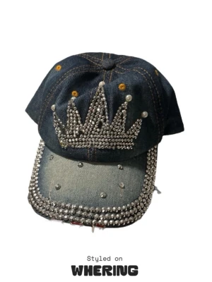 Jeans keps - Säljer denna handgjorda keps eftersom den inte riktigt är min stil (för att den är handgjord är den inte ”perfekt” som från butik, ex. insidan) Den är köpt på Sellpy! 🤗