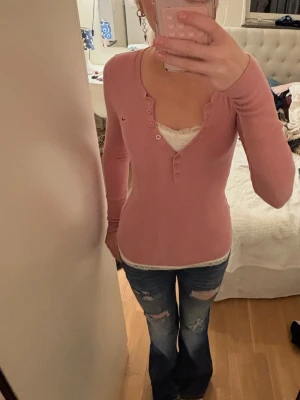 Hollister henley - Säljer en superfin slutsåld ljusrosa långärmad henley från Hollister, strl xxs men är i mjukt och stretchigt material och i nyskick💕 