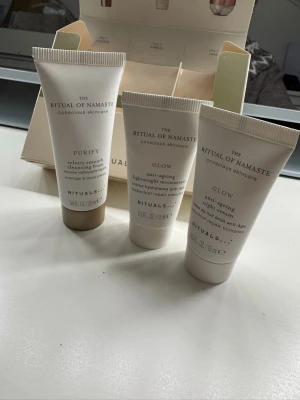 Rituals The Ritual of Namaste kit - Säljer ett kit med tre produkter från Rituals The Ritual of Namaste: rengöringsskum, lätt fuktkräm och anti-age dagkräm. Produkterna kommer i små tuber, perfekta för resan. Färgerna är vita och beige med guldiga detaljer. Helt nya i förpackning, oöppnat! 