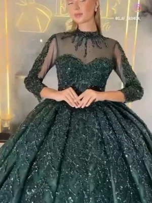 Mörkgrön glittrig långklänning - Elegant mörkgrön långklänning med glittriga detaljer och transparent överdel. Klänningen har trekvartsärm, hög hals med dekorativa pärlor och voluminös kjol med broderade mönster. Perfekt för bal eller speciella tillfällen, den här även sjal till samma färg.. Köpt för 24k och använts bara en gång i 2 timmar. Storlek S men passar även M och L man kan justera den bakifrån. 