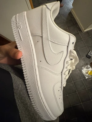 Nike Air Force 1 Low helvita sneakers - Säljer mina air force 1 riktigt snygga och klassiska passar med allt. Pris går att diskuteras vid snabb affär 