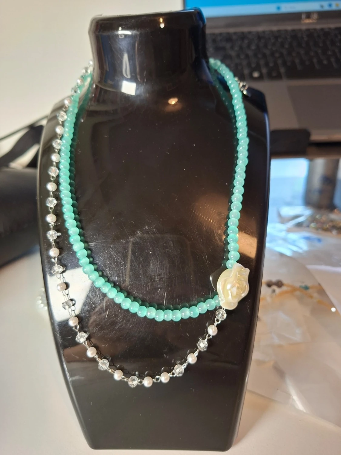 Dubbelhalsband med pärlor och ros