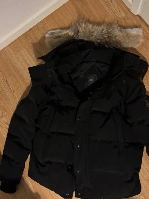 Svart dunjacka från Canada Goose - Säljer denna Jackan för en billigt pris. Kan även byta den om ni är villiga att byta söker en canada goose i storlek S 
