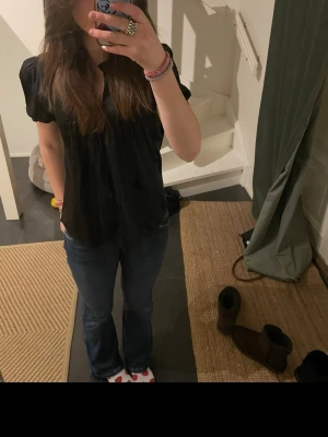 Svart blus från JDY - Super söt svart silkes blus med puffarm ifårn JDY.  Passar super bra till tjej middagar osv. Super snygg med jeans och kjol. Ny pris 400kr PRIS KAN DISKUTERAS