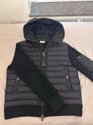 Moncler Cardigan - Säljer en moncler cardigan i bra skick, hör av er vid frågor.