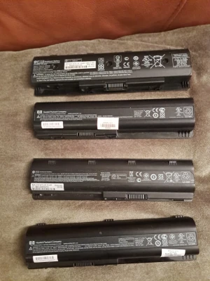 Paket: 4 st Original HP Laptopbatterier – Li-ion - HP laptopbatterier. Modellerna inkluderar HSTNN-LB4D, HSTNN-DB72, HSTNN-Q87C och PI06. Dessa batterier är avsedda som reservdelar för kompatibla HP-laptops. Säljer ett paket med 4 st original laptopbatterier från Hewlett-Packard (HP). Batterierna är begagnade och av äldre modell. Kapacitet och batterihälsa är ej testad och kan variera – säljs därför i befintligt skick.Original HP (ej tredjepart), Li-ion-batterier Perfekt som reservdelar, för test eller renovering. Säljs I befintligt skick. 