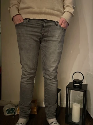 Jack & Jones jeans Slim Glenn  - gråa Jack & Jones jeans i modellen Slim Glenn | storlek: 29/32 | använda fåtal gånger men diggar inte slim så mycket längre | nypris kanske runt 1000 lappen | hör av dig vid intresse. Pris ej hugget i stenen, tja!