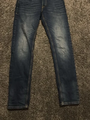 Mörkblå slim Glenn jeans från Jack and Jones - Jeansen är oanvända och skicket är 10/10. Storleken är 30/32