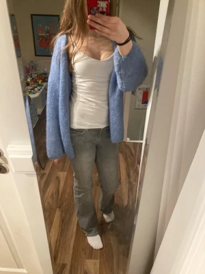 Ljusblå kofta från Lindex - Jättegosig stickad kofta köpt från Lindex för 400kr. Storleken är M/L men jag tycker den är lite liten i storleken då armarna inte är så långa. Koftan är i väldigt bra skick då jag bara har använt den 2 ggr. Jag är beredd att sänka priset så skriv gärna förslag och va inte rädd att skriva om du har en fråga!