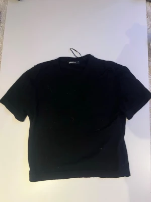 Svart croppad t-shirt Gina Tricot - Svart tjockare t shirt