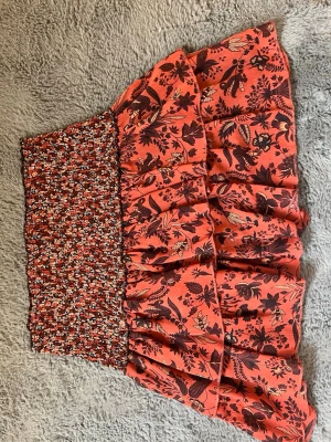 Zara volang kjol - Säljer en jätte söt volang kjol från Zara i ett så fint mönster. Den passar perfekt nu till våren och sommaren. Den är i storlek M, tveka inte att skriva om ni undrar över något!❣️❣️pris kan alltid diskuteras!!❣️