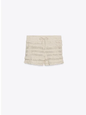 Virkade shorts från Zara - helt nya med lapp kvar - Säljer ett par superfina virkade/beige shorts från Zara. Helt nya, aldrig använda och prislapp sitter kvar.  Perfekta till sommaren, stranden eller festival – så fina med bikini, linne eller oversized skjorta. Stretchig midja med knytning och fina detaljer.