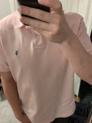 Piké Ralph Lauren Rosa - Hej!😊  Jag säljer en rosa Piké från Ralph Lauren. Storlek L men passar M. Slim fit. Modellen är 1,77 cm. Fråga gärna om du undrar något!!😁👍‼️Priset är inte hugget i sten‼️