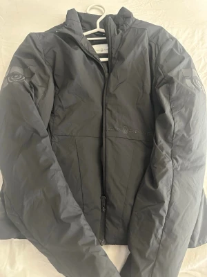 Sail racing jacka - Säljer en skön tunn sail racing jacka, den har tyvärr blivit liten på mig o därför bestämde jag för att sälja den, den är i storlek Xs använd några gånger men är fof i mycket bra skick perfekt till våren och sommaren efter som jackan är ganska tunn 