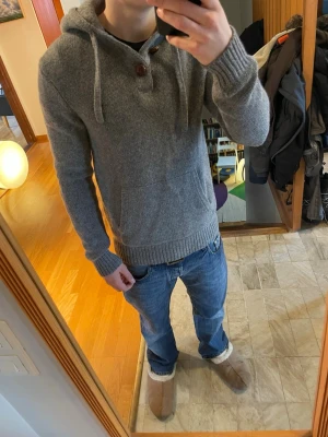 Stickad Hoodie med knappar - Snygg stickad hoodie med knappar Inga defekter förutom en lagning som man inte märker | Storlek S | Skriv vid funderingar och skicka gärna bud! 