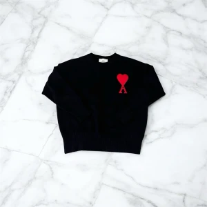 Svart Ami Paris Tröja - Svart Ami Paris Tröja med röd logga. Storlek S. Helt ny oanvänd.