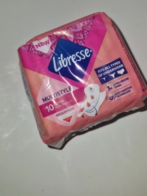 Bindor Libresse - Libresse Multistyle bindor med vingar, 10-pack för normal blödning. Passar alla typer av underkläder och har ultra-absorberande zon samt body adaptive-teknologi. 