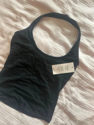 Nelly - Perfect Halterneck Top - Nelly  Perfect Halterneck Top Stl.  Xs  Svart  Ny med prislapp. Aldrig använd  Köpt för 179kr  Pris kan diskuteras💗 