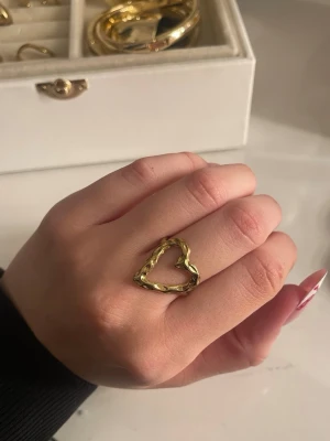 Guld ring - Säljer denna guldpläterade hjärtring. Den är justerbar så man behöver inte tänka på nån storlek!