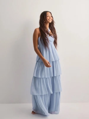 Ljusblå balklänning - Säljer en lång, ljusblå klänning med omlott-design och flera lager av volanger. Klänningen är oneshoulder men har ett band med som man valfritt knyter hur man gillar det. Klänningen är i storlek XS och passar mig perfekt som är 165. Klänningen är helt utsåld på Nelly. Perfekt till er som ska ha bal i år ! 🤍skriv gärna innan om du tänker köpa 💕