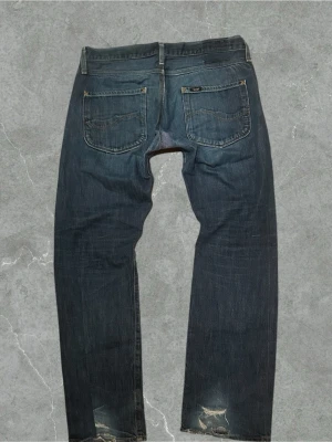 Blå slitna jeans från Lee - Sjukt snygga lee jeans🩵 W32/33 L30/32📏  ❗️DEFEKT: Hål i höger fickan och sydd i skrevet❗️  Svarar snabbt 💨📞 Skickas endats med PostNord📦