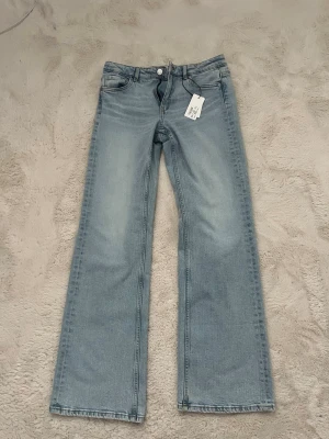 Bootcut jeans - Ett par snygga jeans köpta ifrån kapphal. Ny med prislapp. Storlek 170 som motsvarar xs!