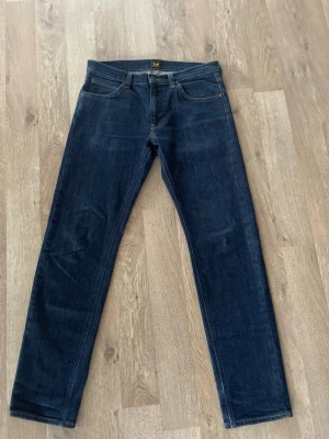 Lee Jeans - Säljer ett par riktigt snygga Lee Jeans i bra skick för endast 149kr!                                                                             Nypris:1099kr därav väldigt bra erbjudande.                                                                    Har några frågor är det bara att fråga på! 