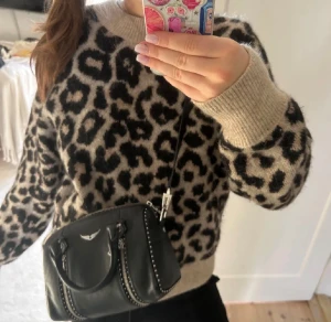 Leopardmönstrad stickad tröja från Other Stories - Säljer min fina leopard tröja från Other Stories. Använd 3-4 gånger och ser helt ny ut. Är i storlek xs men sitter även som S. Köptes för 600kr. Pris kan diskuteras vid snabbköp💞