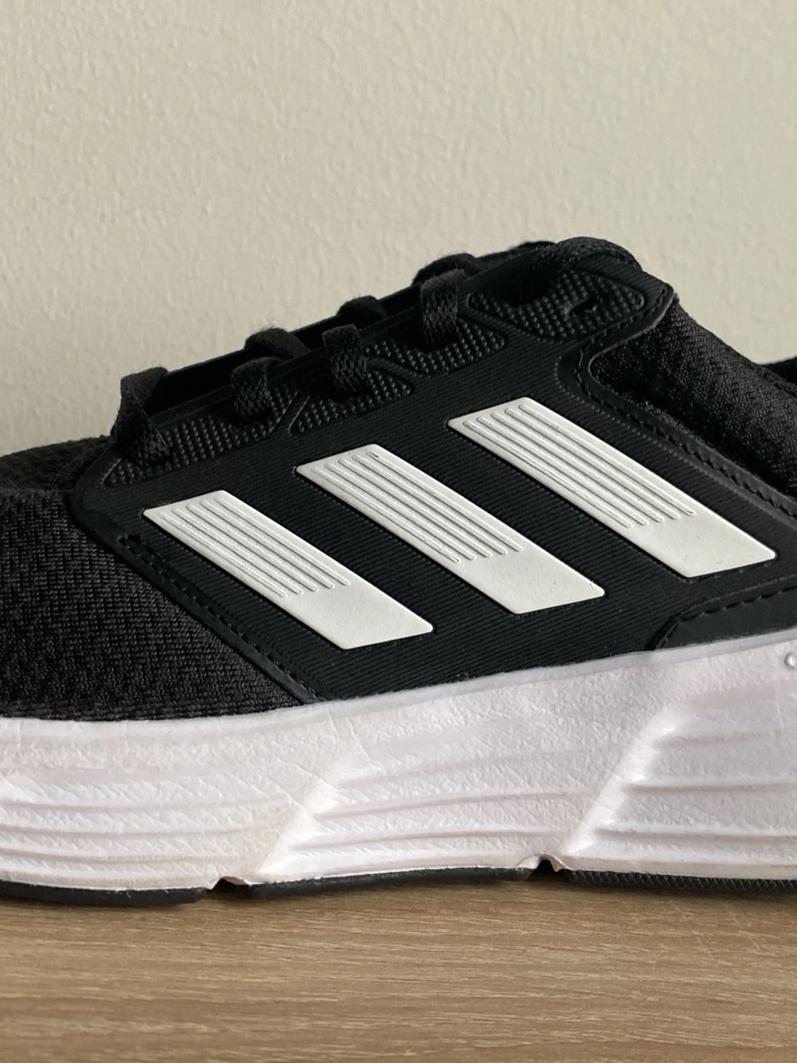 Svarta Adidas med vita ränder - 1