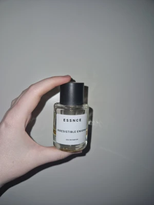 ESSNCE Irresistible Enigma parfym - Nypris är 360 kr för 50 ml. Skulle gissa att det är ca 15 ml kvar i flaskan. Bra om du vill testa parfymen utan att köpa hela 50 ml.